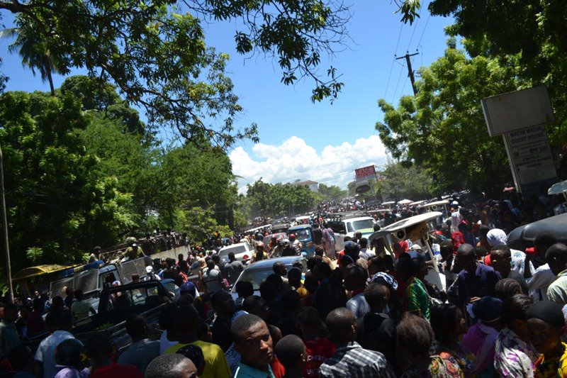 The road to the Kinondoni Cemetery was completely shut down due to the crowd