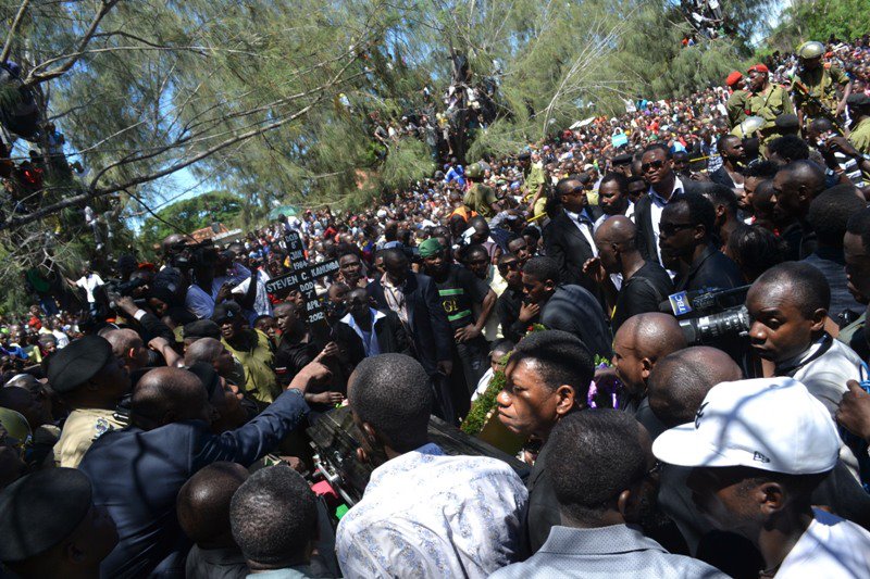 Thousands of people flocked to the cemetery, each one trying to get a final glimpse of their beloved actor Steven Kanumba. The crowd was so big that the police could barely control it