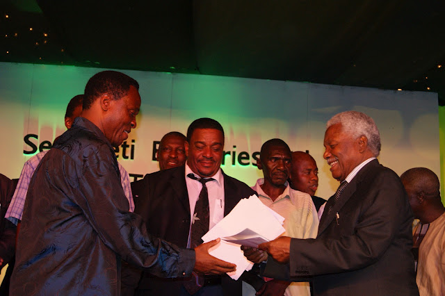 Mzee Mwinyi akimkabidhi tuzo Adolph Richard Mzee Mwinyi akimkabidhi tuzo Adolph Richard