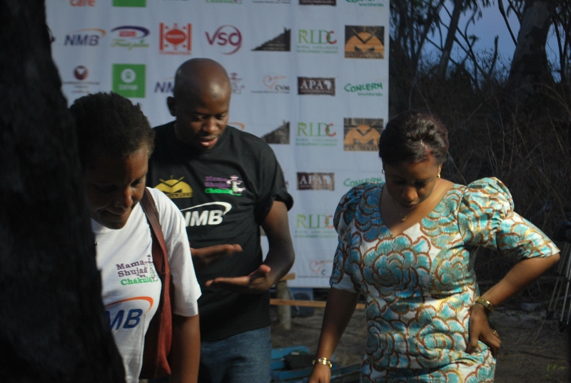 DSC_7275 (800x537) (2) Masoud Kipanya akimtembeza Mheshimiwa Ummy Mwalimu kwenye kijiji