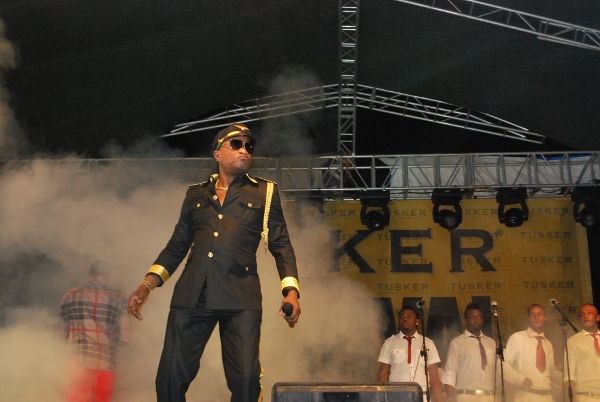 Koffi Olomide akicheza Tcha choo style.