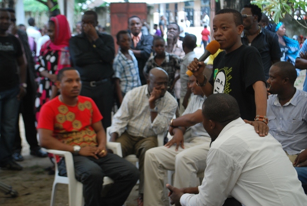 Viongozi wa kamati ya mazishi wakijaliana jambo na wadau wa filamu