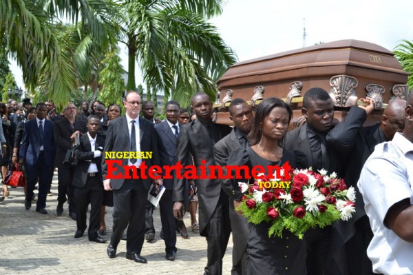 Goldies-body-carried-by-underrtakers-600x399