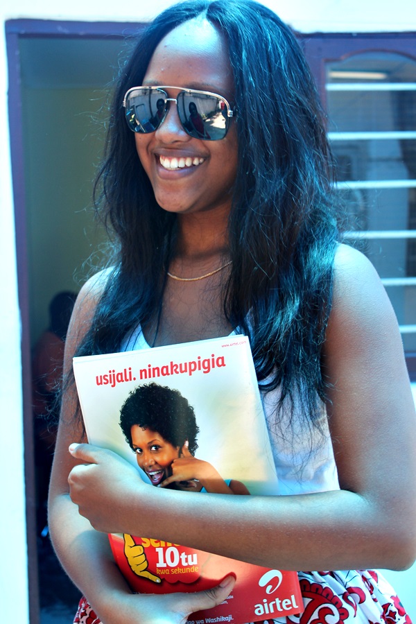 Bridgitte akiwa na nakala yake ya Mzuka ambamo kuna mahojiano yake exclusive