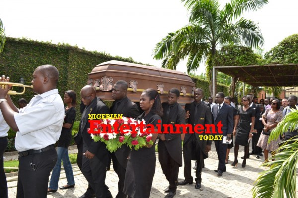 Late-Goldies-body-carried-by-underrtakers-600x399