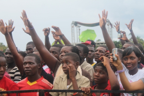 Baadhi ya mashabiki wakishangilia (500x333)