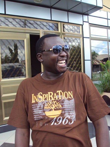 Shija akicheka