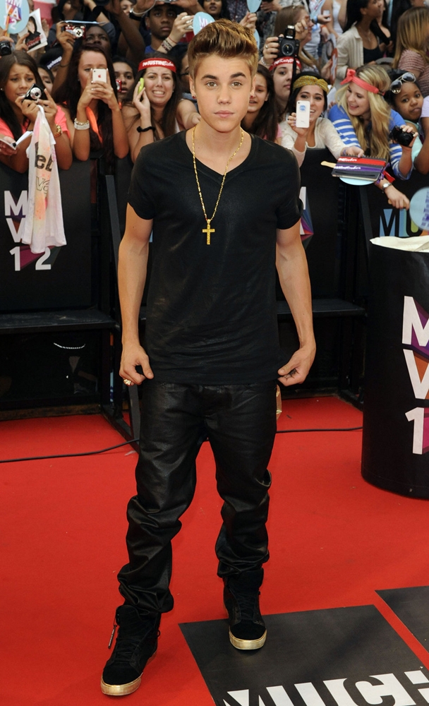 justin_bieber_leather_pants_bl