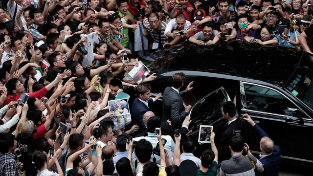 David Beckham causes stampede at Chinese University - video