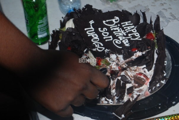 Ommy Dimpoz akikata keki