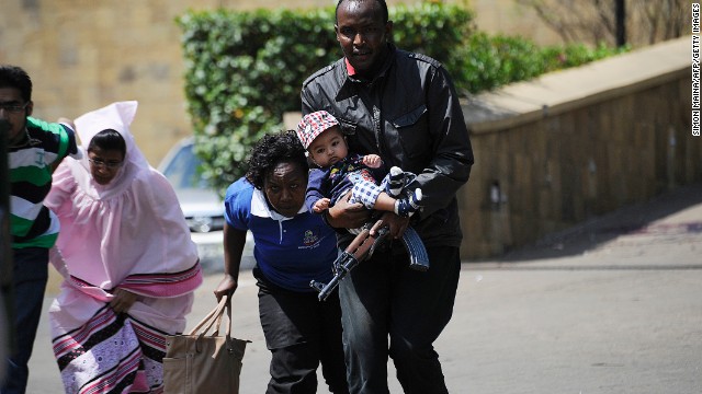 Polisi akisaidia kumtoa mtoto aliyekuwa ndani ya mall