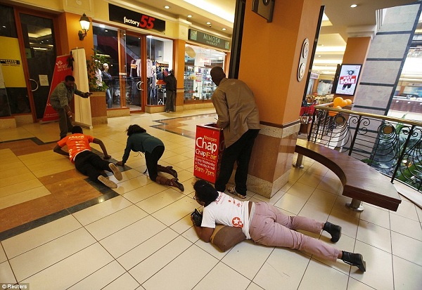 Watu mbalimbali wakijaribu kuokoa maisha yao wakati watu hao wenye silaha wakiwa ndani ya mall