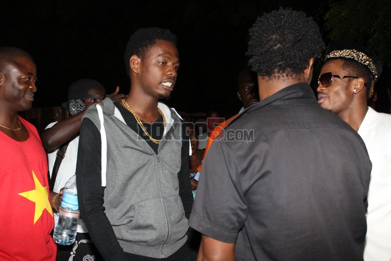 Msanii Diamond,Nay wa Mitego na Ben Pol wakisalimiana.