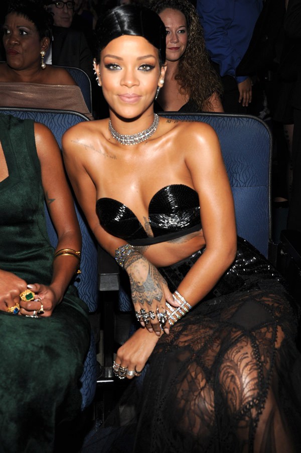 Ama-rihanna-american-music-awards-2013-1