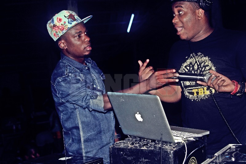 Nickson wa Clouds TV akiteta na DJ D-Ommy