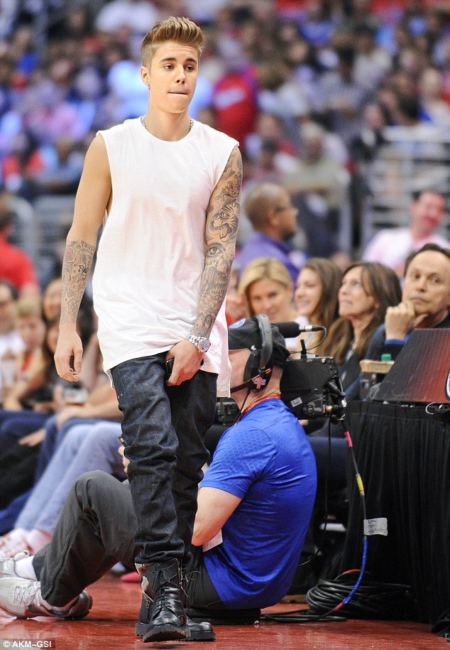 article-2625771-1DC2342400000578-930_634x915