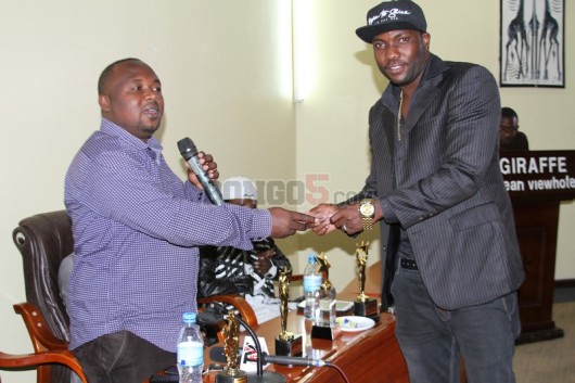 H.Baba akikabidhi wa pesa kutoka kwa rais wa shirikisho la wasanii Ado