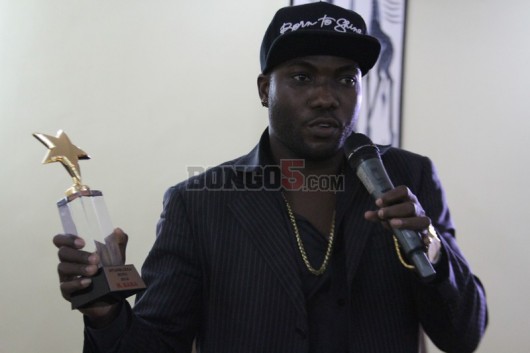 H.Baba akizungumza huku akiwa ameshika tuzo yake