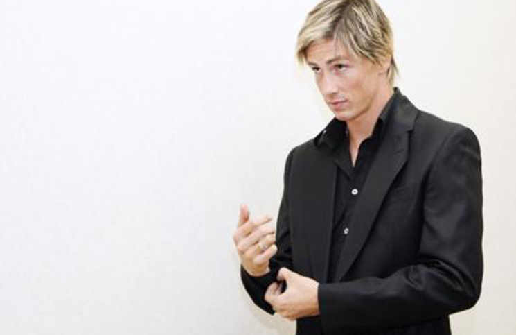 Former Atletico Madrid soccer player and new Liverpool FC signing, Fernando Torres, arrives for a press conference at the Vicente Calderon stadium, in Madrid, Wednesday, July 4, 2007. (AP Photo/Daniel Ochoa de Olza)