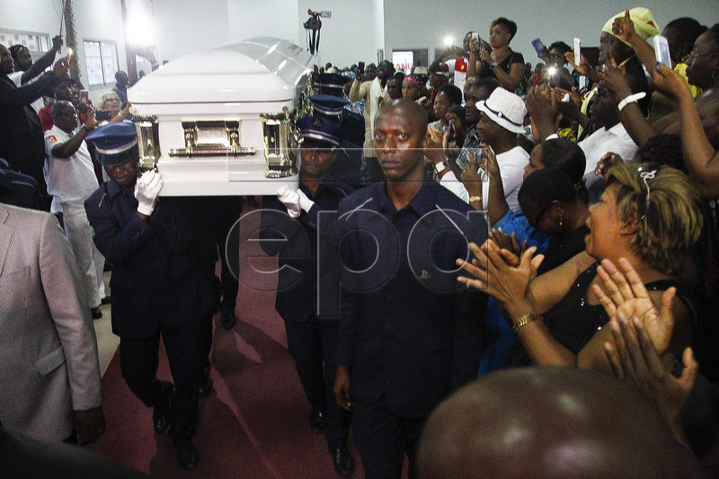 epa05280392 The coffin carrying the body of Papa Wemba is carried into a memorial service for the late Congolese singer in Abidjan, Ivory Coast, 27 April 2016. The 66 year old influential Congolese musician Papa Wemba died after collapsing on stage during the Femua Music Festival in Abidjan 23 April 2016.  EPA/LEGNAN KOULA