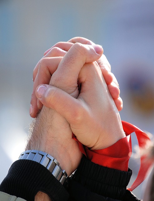hands-344759_640